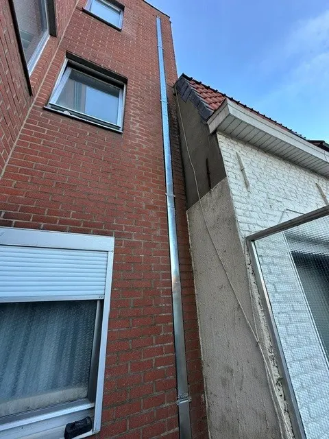 Vernieuwing van een zinken afleider in Roeselare
